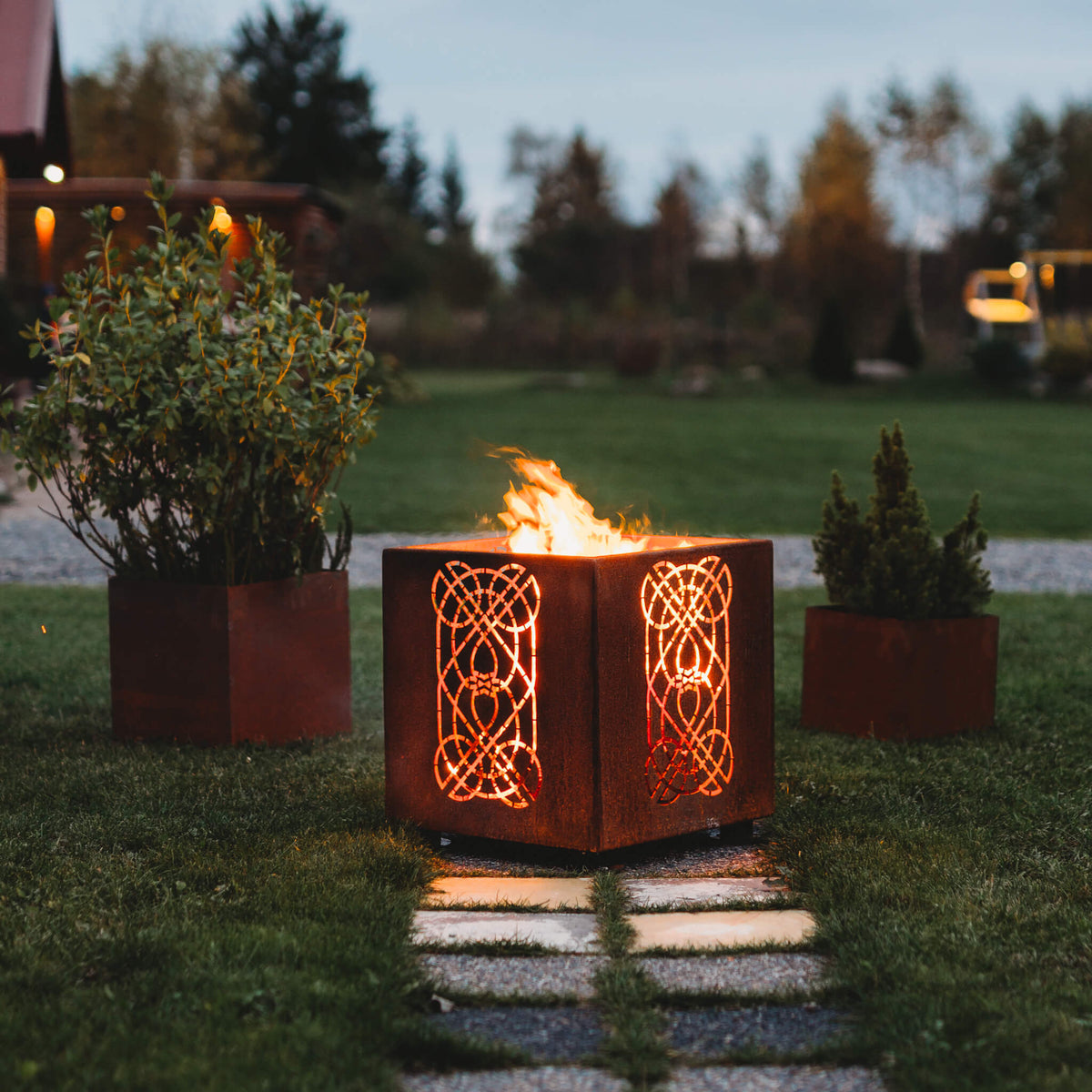 Brasero carré Corten sur pied 48 × 48 cm — Laterna — en situation