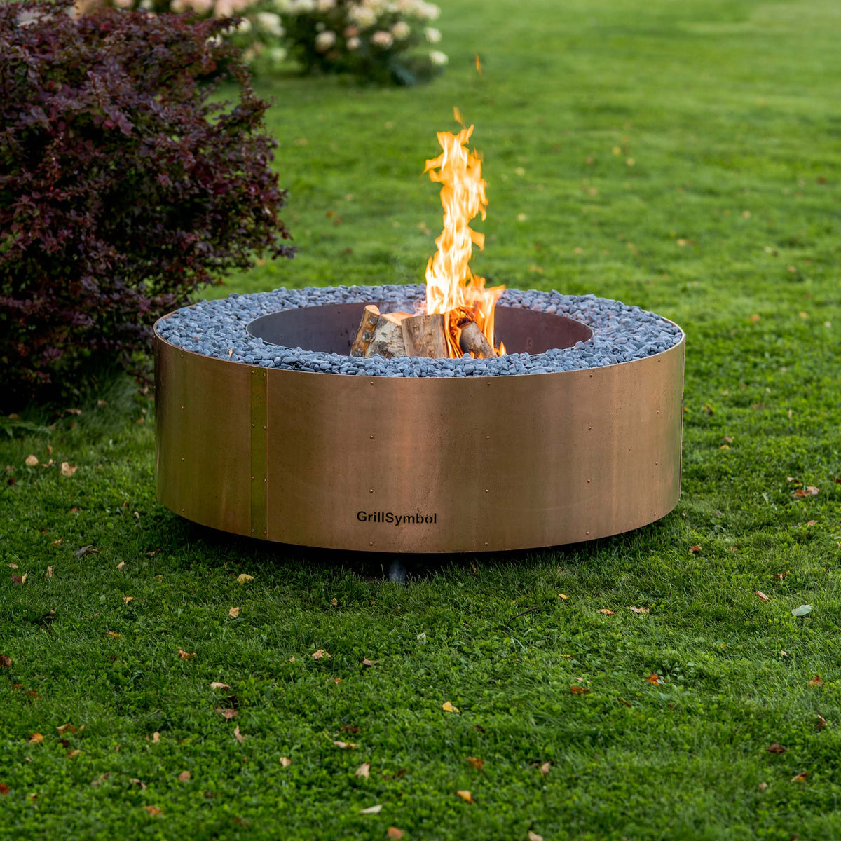 Brasero rond finition cuivre Ø119 cm — Luna Copper — en situation