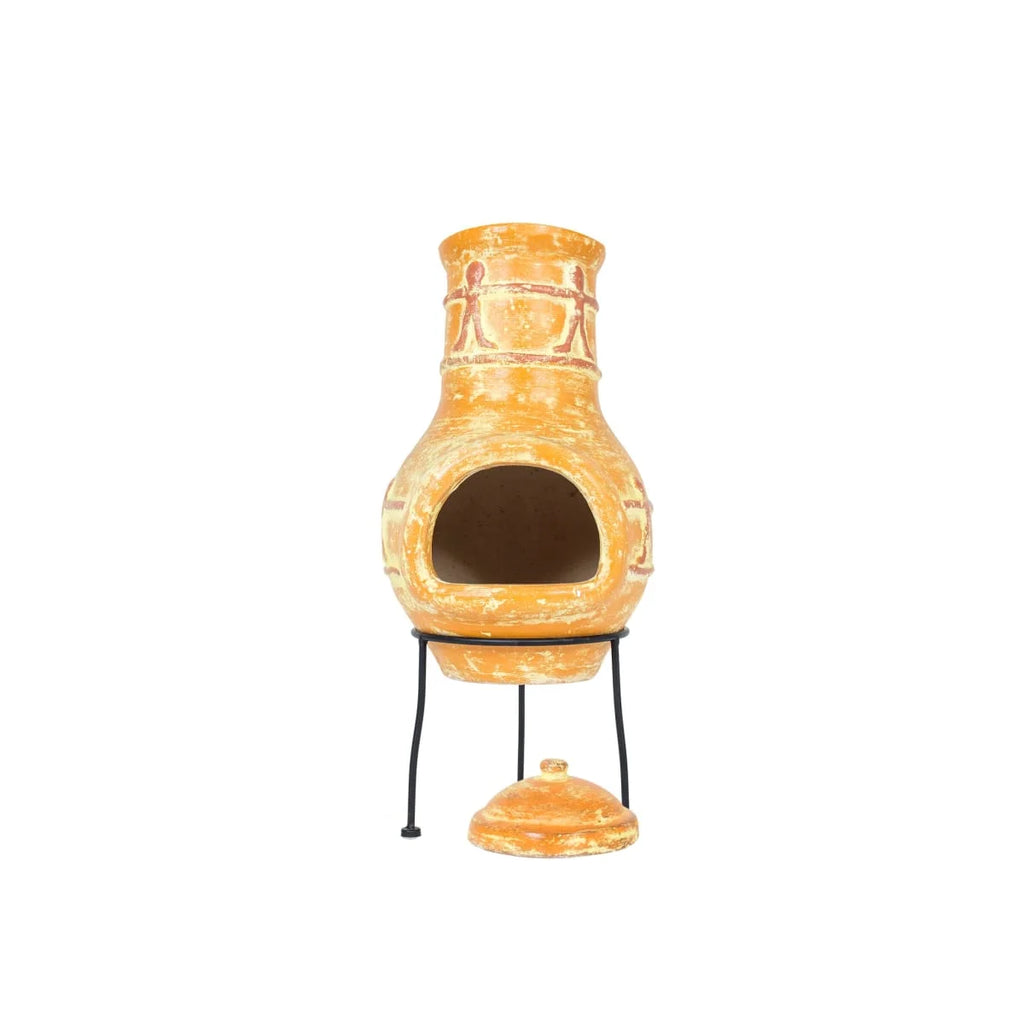 Chimenea en argile de couleur terracotta avec motifs géométriques peints à la main et un couvercle assorti, exposée sur un support en métal noir.