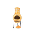 Chimenea en argile de couleur terracotta avec motifs géométriques peints à la main et un couvercle assorti, exposée sur un support en métal noir.
