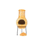 Chimenea en argile de couleur terracotta avec motifs géométriques peints à la main et un couvercle assorti, exposée sur un support en métal noir.