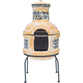 Cheminée en terre cuite de couleur terracotta avec motifs circulaires noir et blanc, posée sur un support en métal.