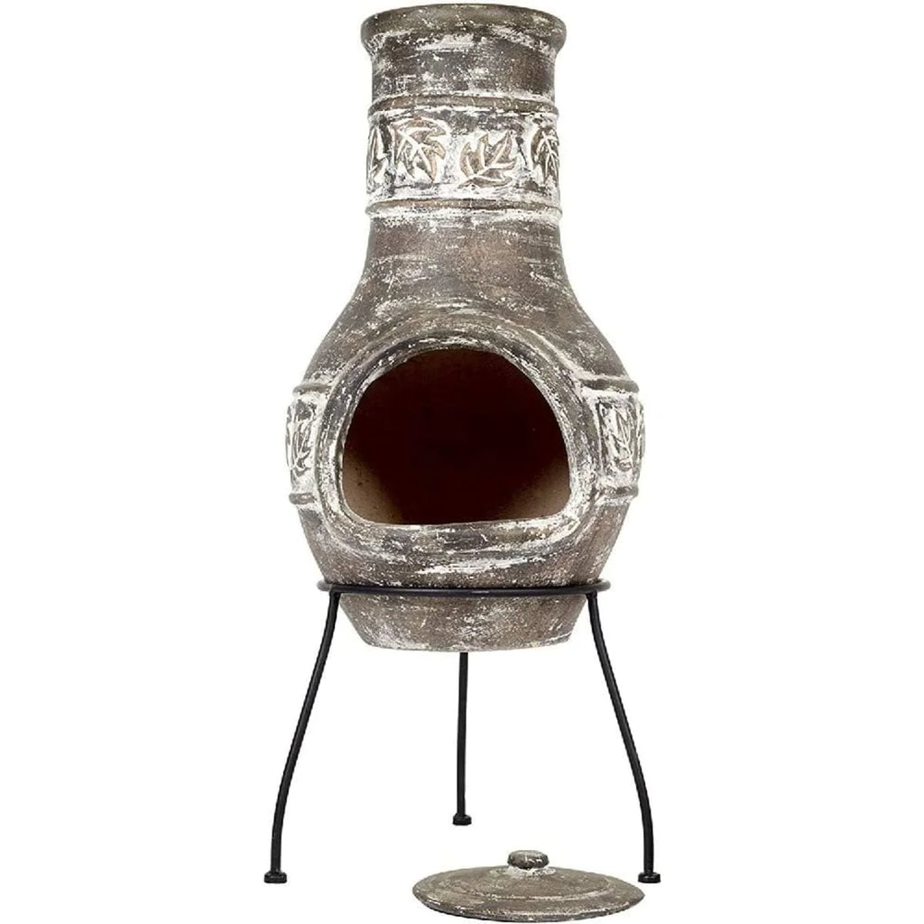 Chimineia en argile grise patinée avec un relief orné de motifs de feuilles et un support en métal noir.