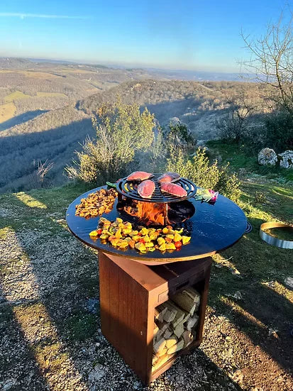 Brasero plancha acier Corten Ø100cm CONFORT, grille noire ronde sur base bois