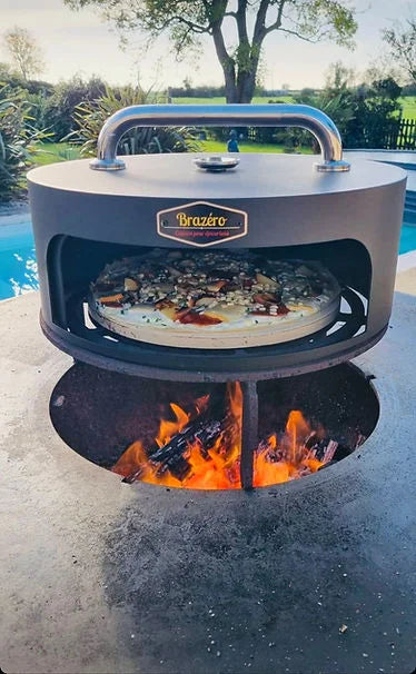 Four à pizza brasero plancha acier Corten Ø100cm cuisant une pizza