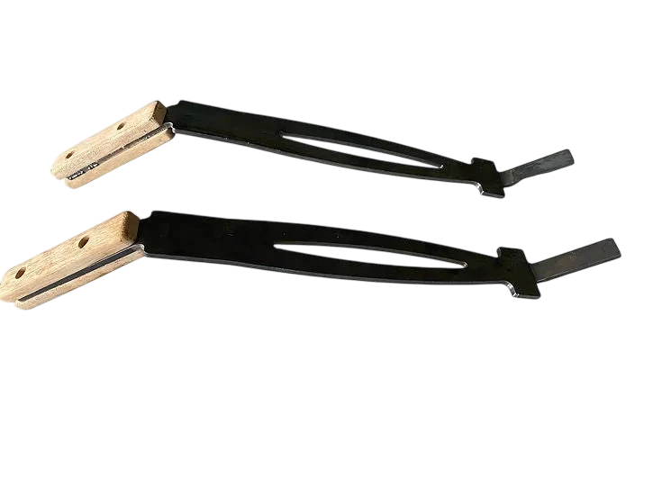 Pince en métal noir avec manches bois pour brasero plancha acier corten Ø100cm PREMIUM