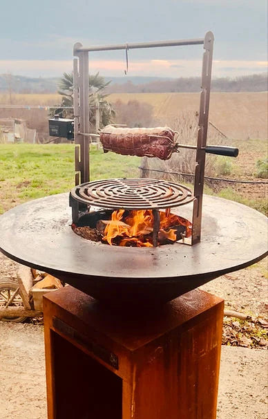 Brasero plancha acier Corten Ø100cm tourne broche avec braises rougeoyantes