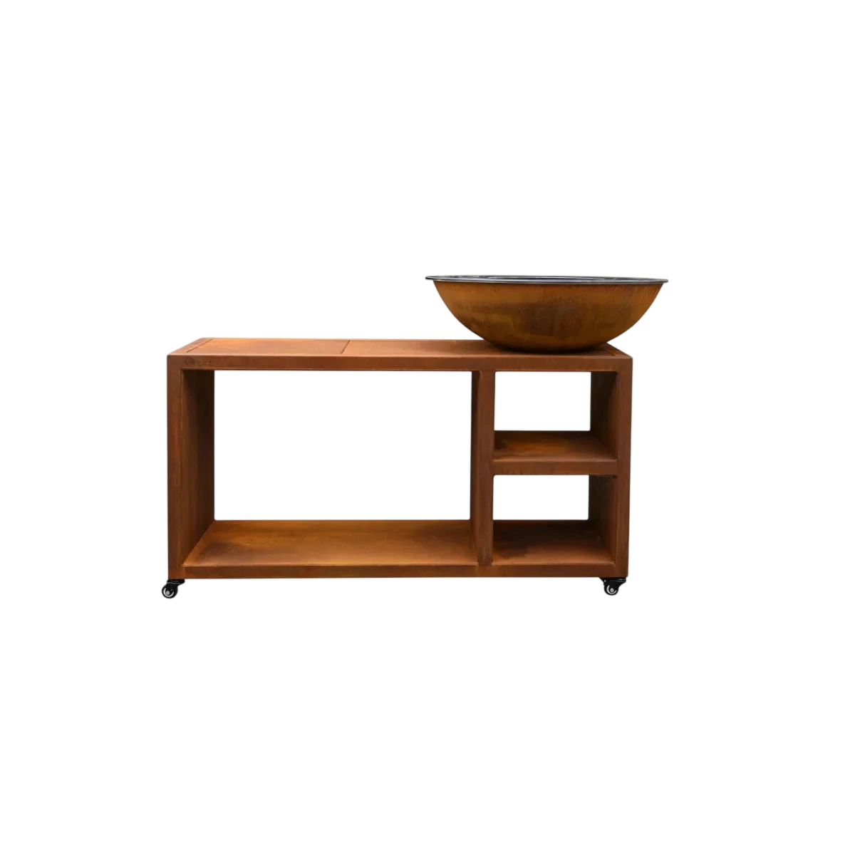 Évier en cuve en cuivre rustique monté sur un chariot en bois avec étagères ouvertes et roulettes.