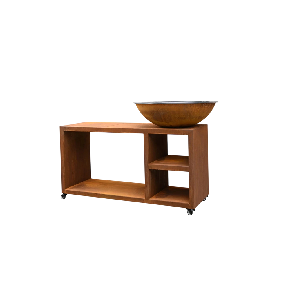 Bol en cuivre rustique avec un rebord en acier inoxydable élégant, reposant sur un chariot en bois moderne doté d’étagères ouvertes et de roulettes noires.