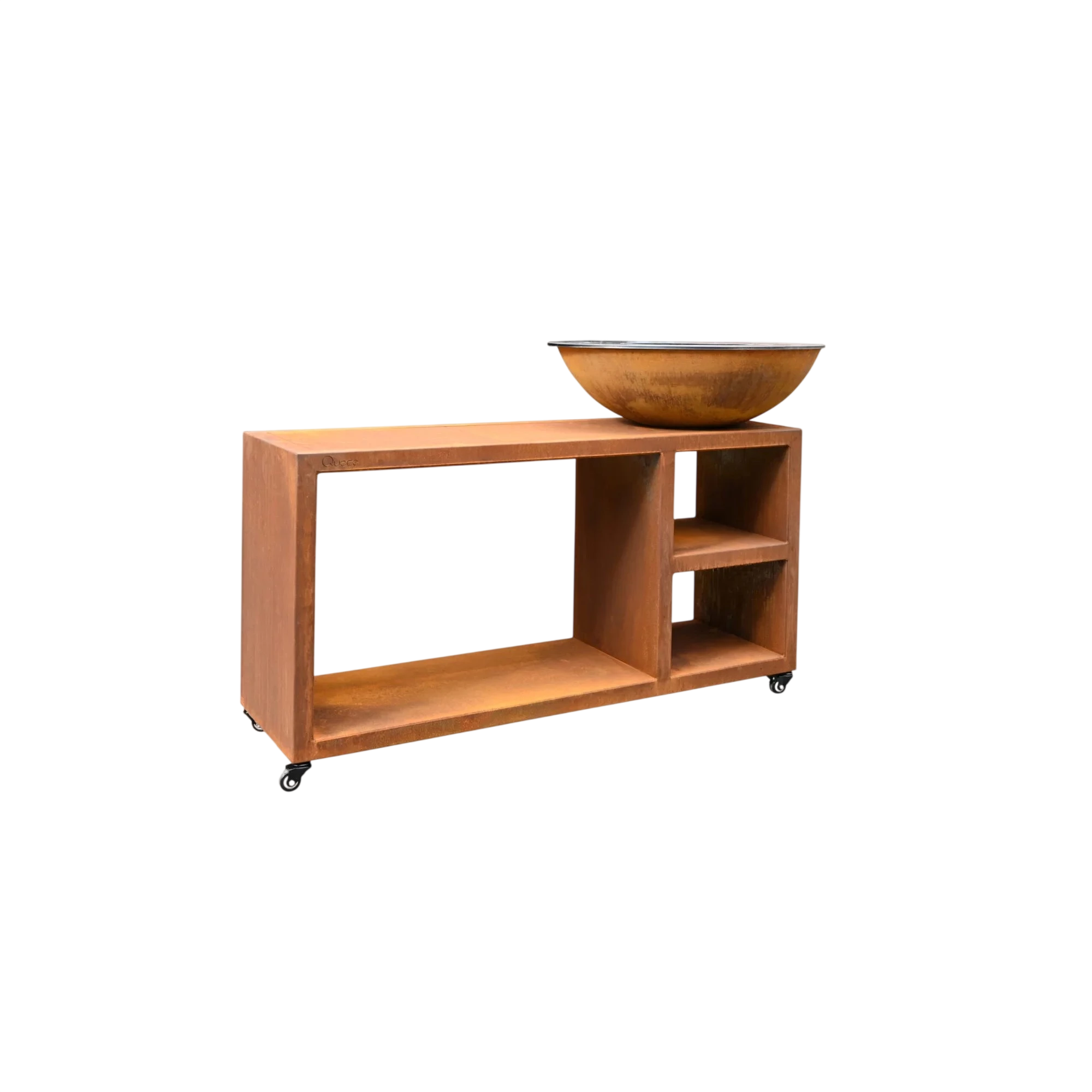 Évier en bol en cuivre rustique monté sur un chariot en bois avec étagères ouvertes et roulettes.