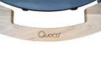 Base en bois de couleur claire avec le nom de marque « quoco » gravé dessus.
