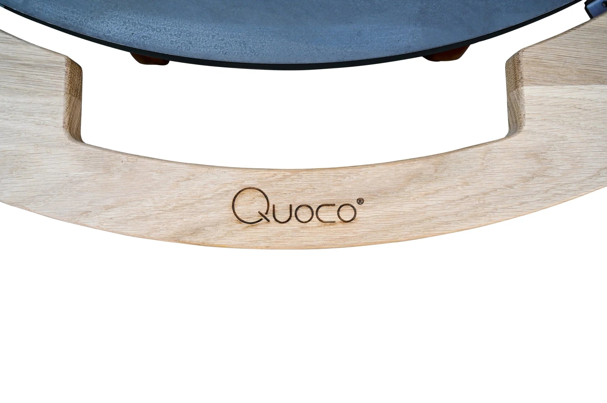 Base en bois de couleur claire avec le nom de marque « quoco » gravé dessus.