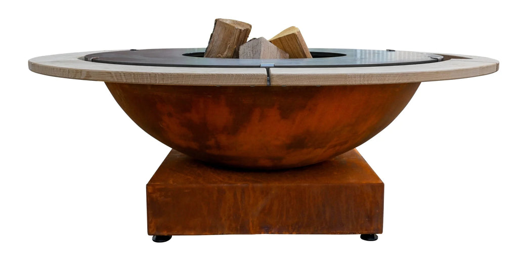 Bol en acier de couleur cuivre rouillé avec un dessus en bois clair et une base assortie.
