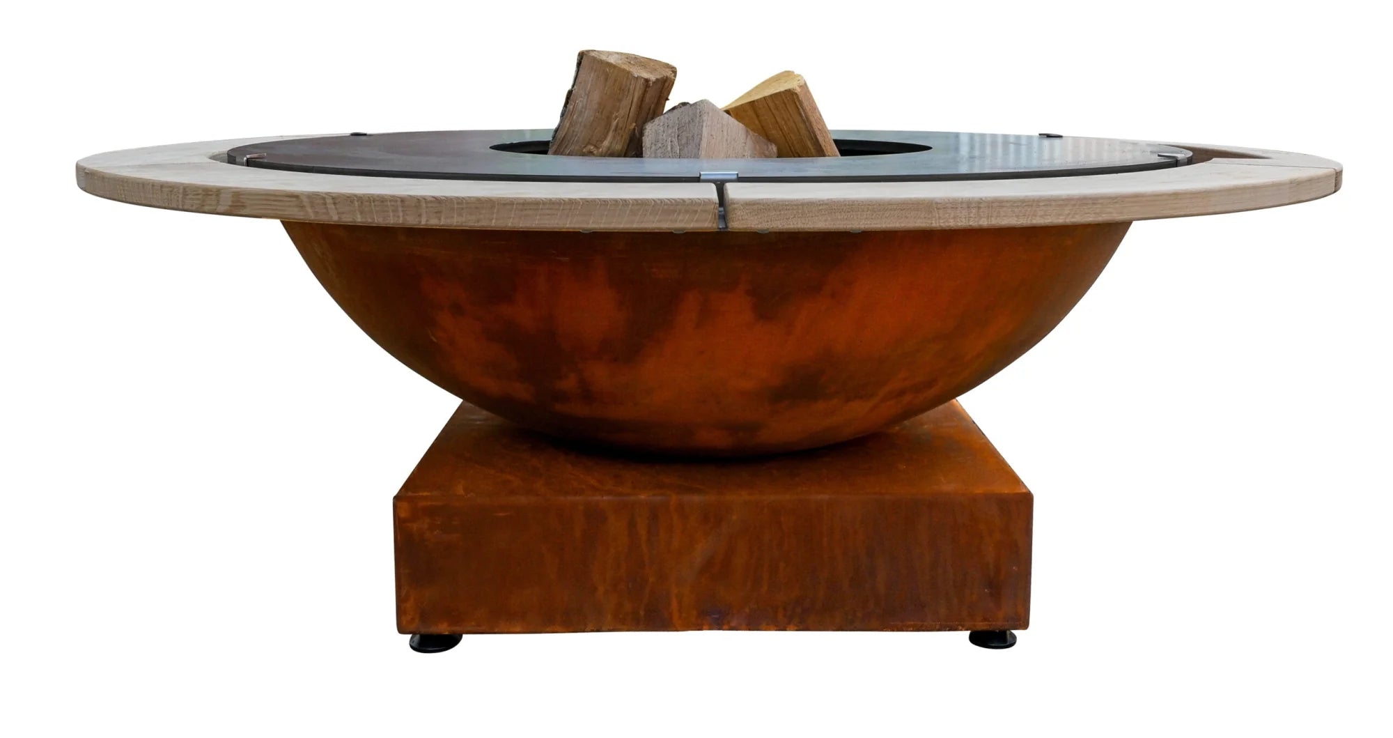 Bol en acier de couleur cuivre rouillé avec un dessus en bois clair et une base assortie.