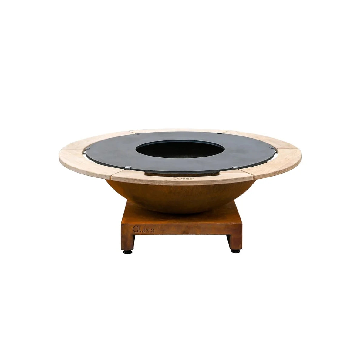 Foyer en acier rouillé avec une surface de cuisson circulaire noire et des accents en bois clair.