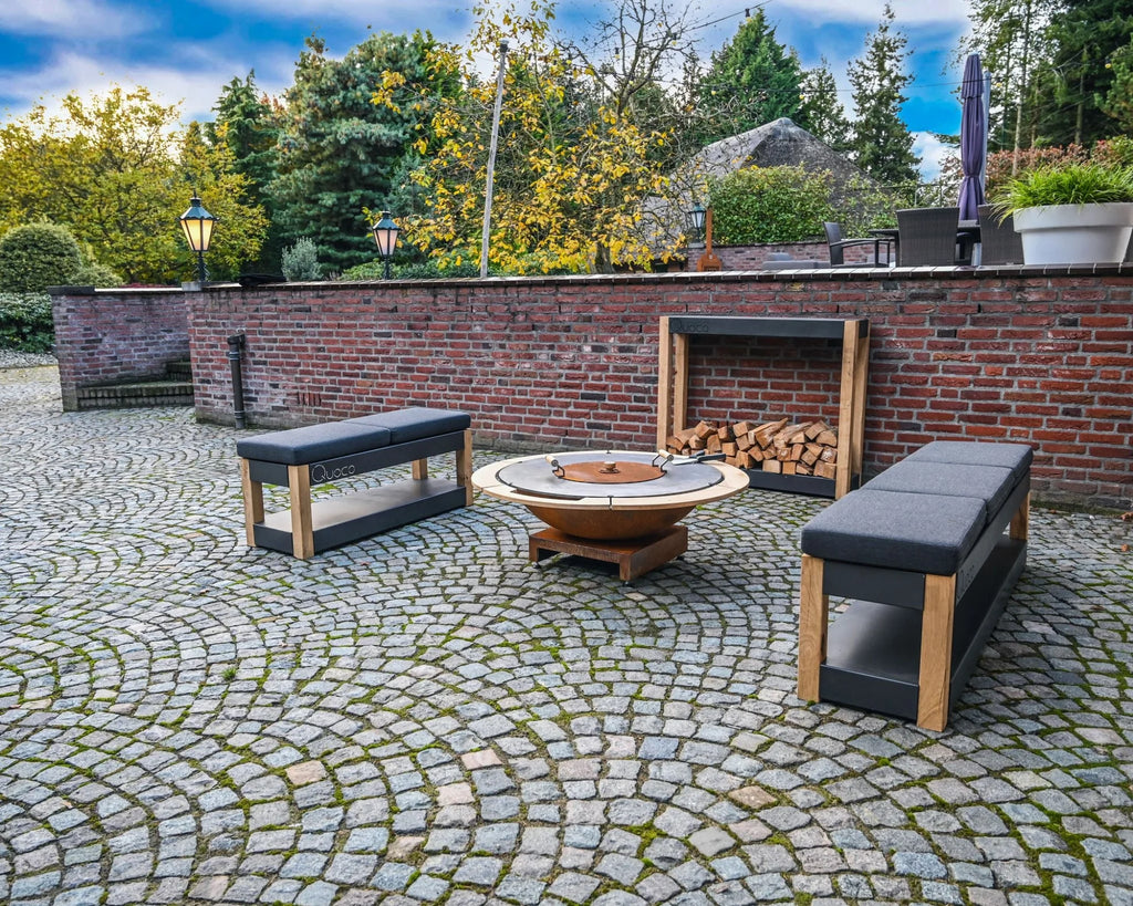 Foyer de feu rond en cuivre avec un couvercle noir et une base en bois
