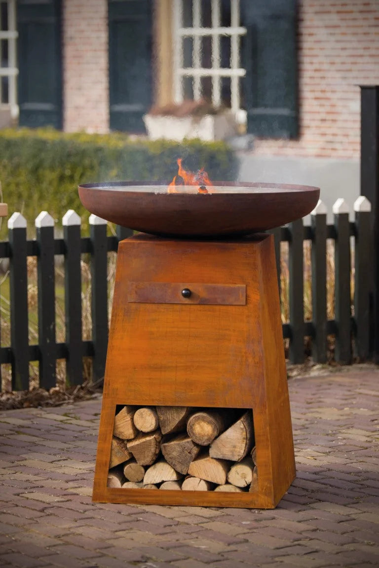 Foyer de feu en acier rouillé à teinte cuivrée avec un dessus en forme de bol et un compartiment de rangement en dessous