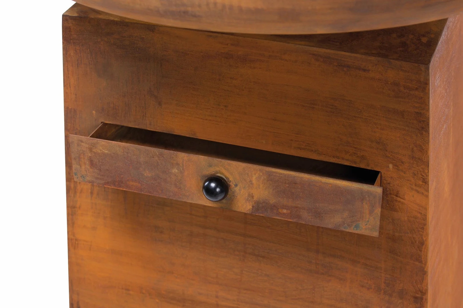 Table de nuit rustique en bois avec un seul tiroir orné d’une poignée ronde noire et d’une texture visible du grain du bois.
