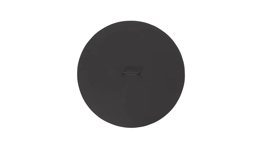 Couvercle circulaire noir avec une poignée centrale.