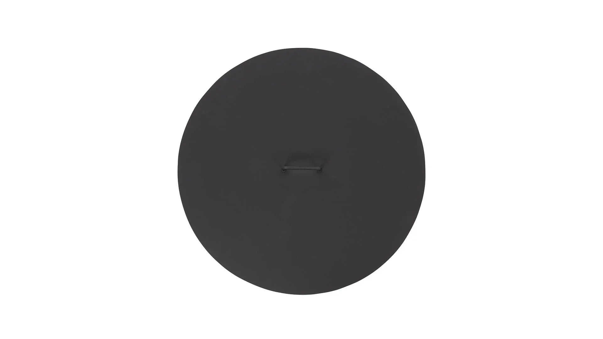 Couvercle circulaire noir avec une poignée centrale.