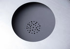 Une grille de haut-parleur circulaire noire mate avec un motif de perforations espacées uniformément.
