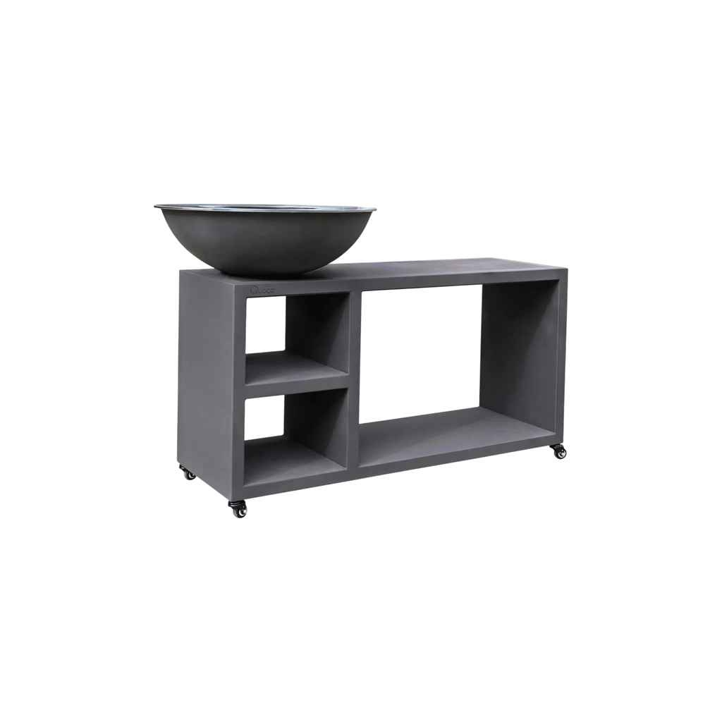 Support de foyer extérieur gris avec un design élégant et moderne doté d’étagères ouvertes et de roues pivotantes noires.