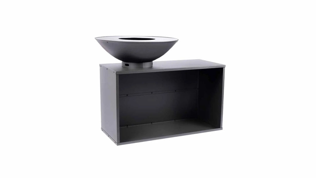 Bol en métal noir pour foyer monté sur une base rectangulaire assortie.