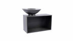 Bol en métal noir pour foyer monté sur une base rectangulaire assortie.