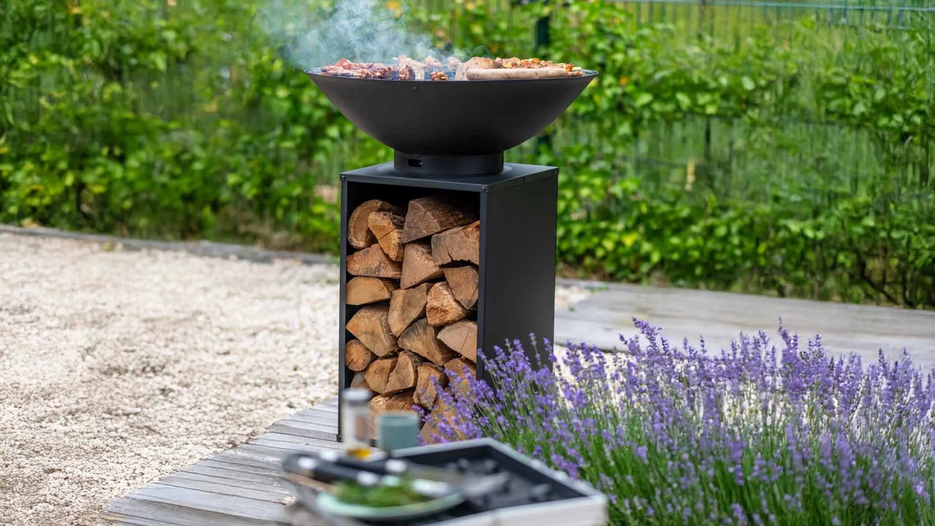 Barbecue de style bol noir avec base de rangement pour bois empilé