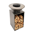 Foyer de feu moderne en acier inoxydable avec un dessus élégant en forme de bol et compartiment de rangement pour bois intégré.