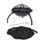 Foyer de feu en métal noir avec couvercle en maille et gril, accompagné d’outils et d’un sac de transport.