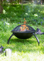 Foyer de feu en métal noir avec couvercle en maille et flamme à l’intérieur