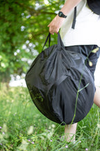 Sac de voyage noir, léger, pliable avec des poignées renforcées et une couture réfléchissante subtile