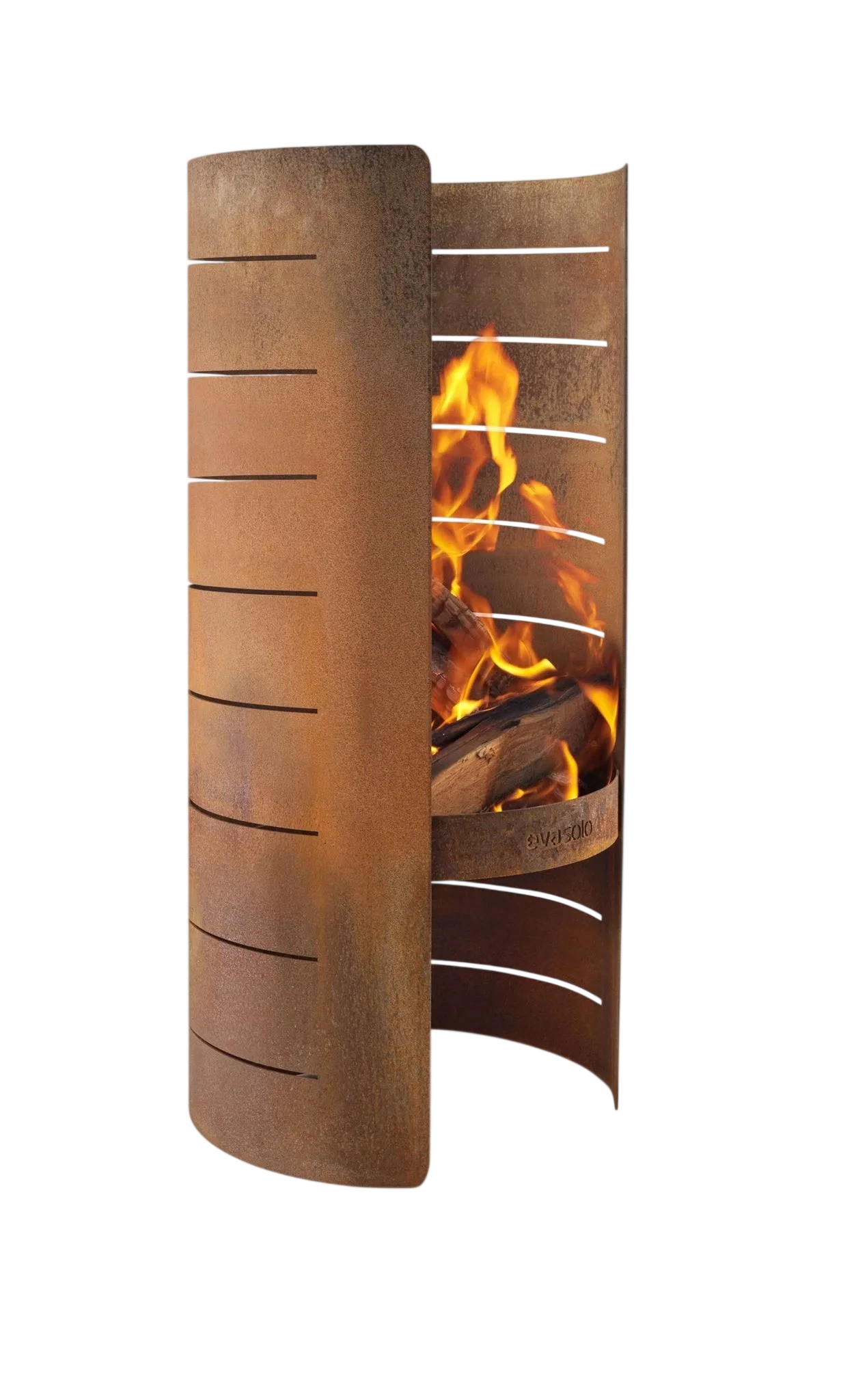 Écran de cheminée en céramique de couleur terracotta avec fentes verticales et accents en fil de métal.