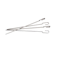 Brochettes de barbecue en acier inoxydable avec crochets, poignées argentées et noires.