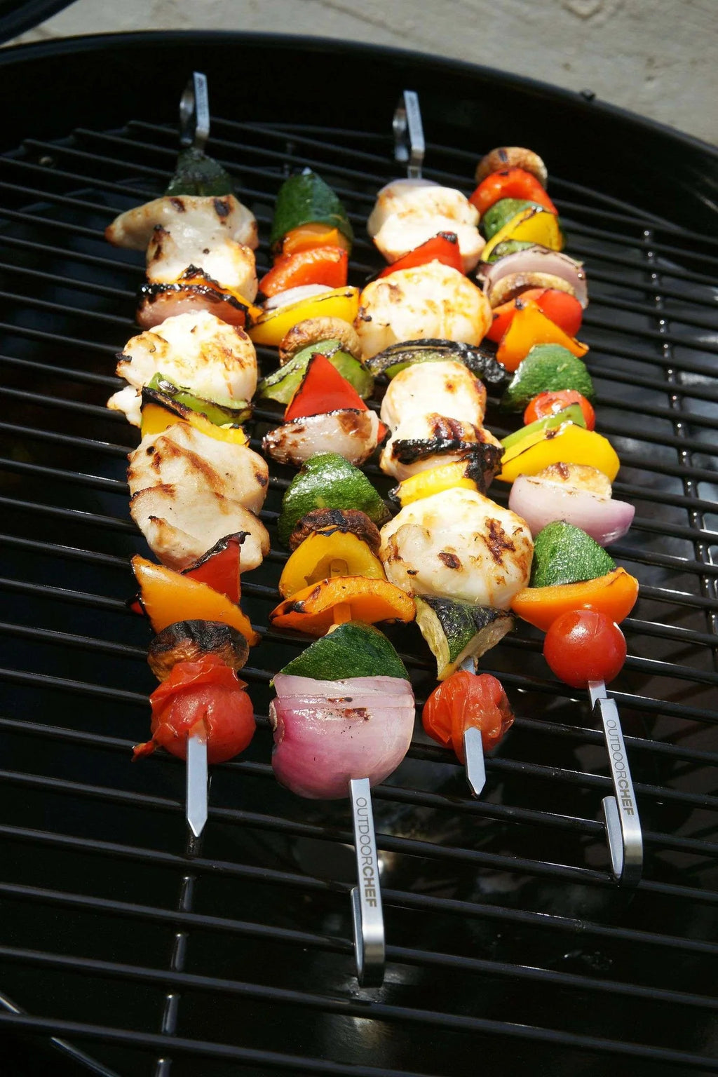 Brochettes de barbecue avec légumes grillés et viande, mettant en vedette des poivrons colorés, des champignons, des oignons, des tomates, et éventuellement du poulet ou des crevettes.