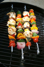Brochettes de barbecue avec légumes grillés et viande, mettant en vedette des poivrons colorés, des champignons, des oignons, des tomates, et éventuellement du poulet ou des crevettes.