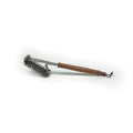 Brosse à gril en acier inoxydable avec manche en bois et crochet, couleur marron.