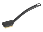 Brosse à gril noir et or avec une poignée texturée pour une prise facile.
