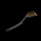 Brosse à gril en acier inoxydable avec manche noir et soies dorées, conçue pour la cuisson en extérieur.