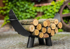 Porte-bûches en métal noir avec design courbé et quatre pieds, retenant des bûches empilées soigneusement.