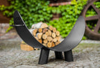 Porte-bûches en métal noir avec design courbé et trois pieds.