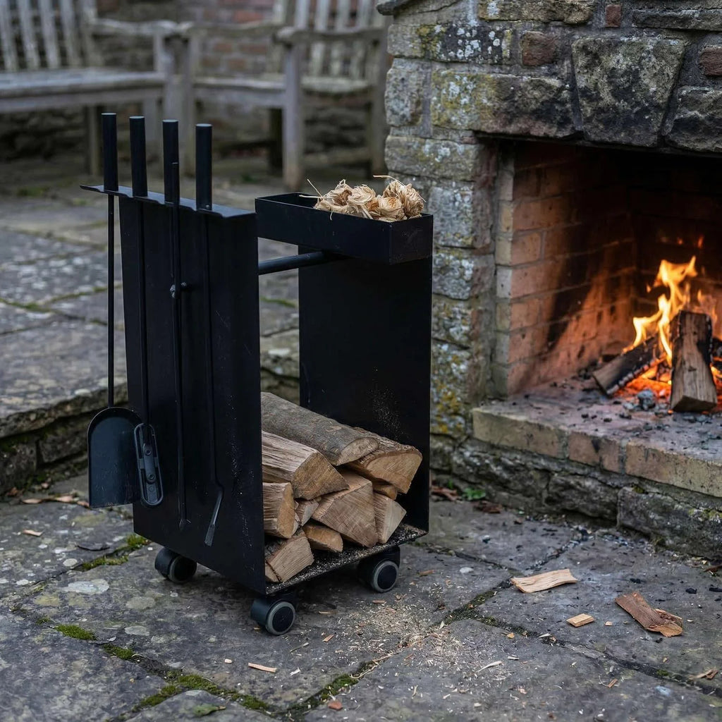 Chariot porte-bûches acier noir fyrset plus avec roulettes, plateau supérieur pour petit bois et compartiment pour bûches