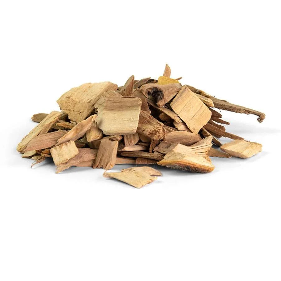 Tas de copeaux de bois séchés aux nuances brunes naturelles et à texture rugueuse.