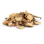 Tas de copeaux de bois séchés aux nuances brunes naturelles et à texture rugueuse.