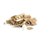 Tas de copeaux de bois brun clair avec des bords et des textures naturels, adapté à un usage extérieur ou à des projets de bricolage.