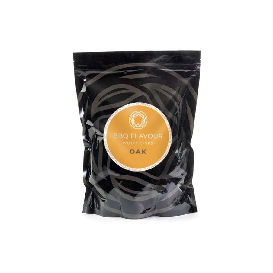 Sac noir avec étiquette jaune et texte blanc ’saveur barbecue chêne’ dessus.