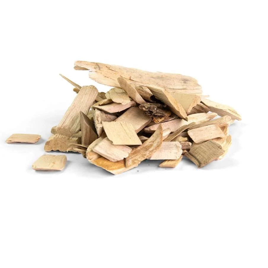 Tas de copeaux de bois brun clair avec des bords et des textures naturelles, adaptés au fumage ou à l’artisanat.