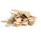 Tas de copeaux de bois brun clair avec des bords et des textures naturelles, adaptés au fumage ou à l’artisanat.