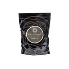 Sac noir de copeaux de bois de hêtre pour aromatiser le barbecue.
